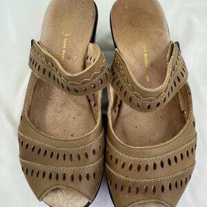 Jambu Touring Too Tan Wedge Slide Sandals Size 6